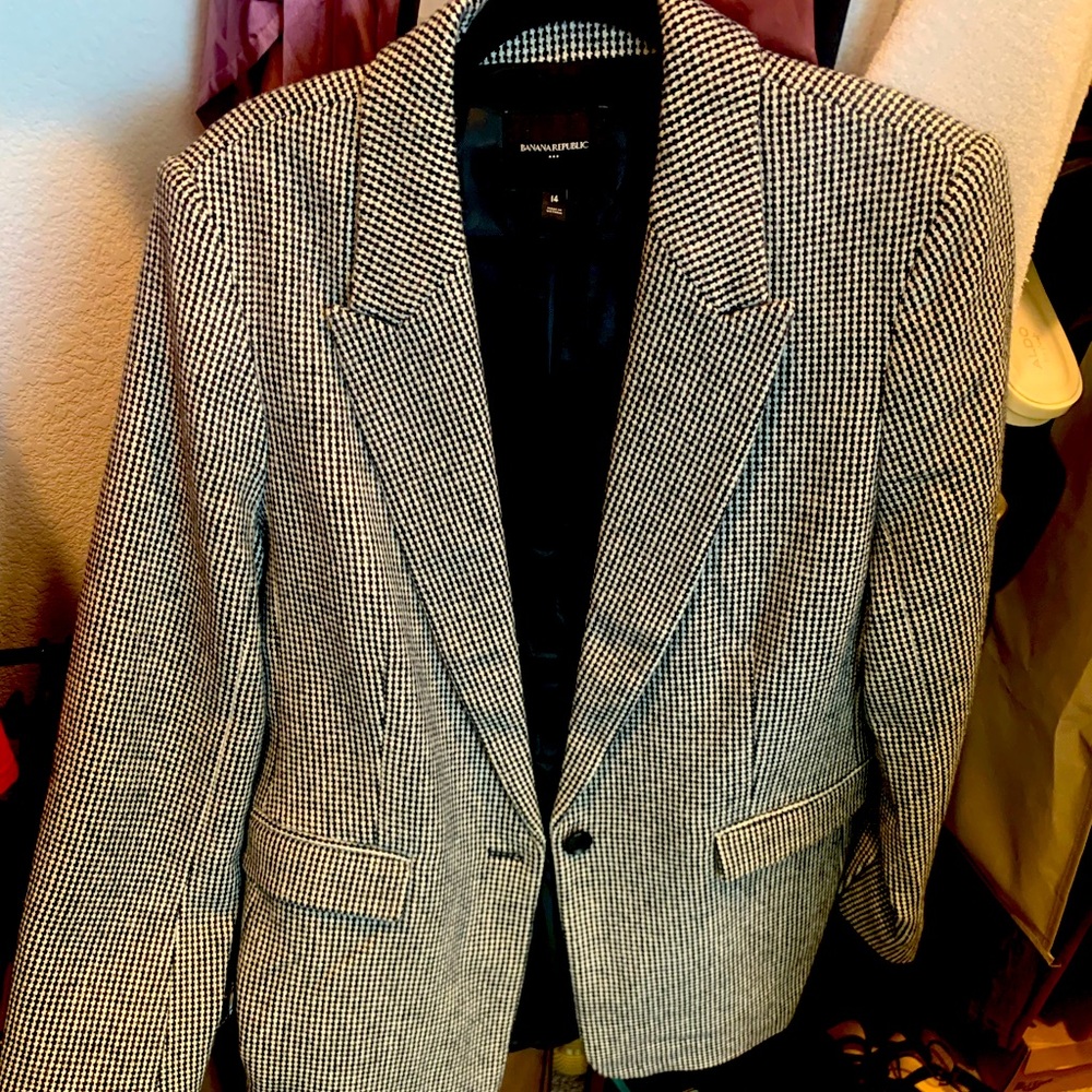 Banana Republic blazer. Size 14 brand new never been worn.